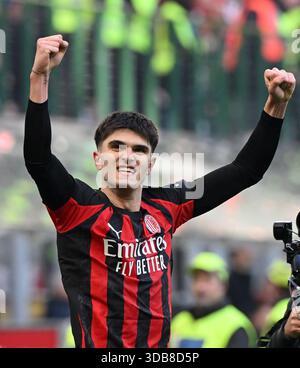 Mailand, Italien. Dezember 2025. Davide Bartesaghi von AC Mailand feiert sein Tor während eines Fußballspiels der Serie A zwischen dem AC Mailand und Sassuolo am 14. Dezember 2025 in Mailand. Quelle: Alberto Lingria/Xinhua/Alamy Live News Stockfoto