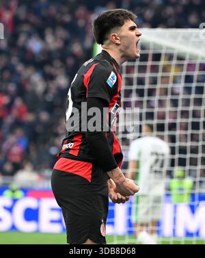 Mailand, Italien. Dezember 2025. Davide Bartesaghi von AC Mailand feiert sein Tor während eines Fußballspiels der Serie A zwischen dem AC Mailand und Sassuolo am 14. Dezember 2025 in Mailand. Quelle: Alberto Lingria/Xinhua/Alamy Live News Stockfoto
