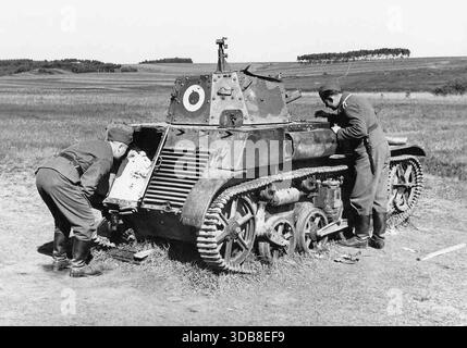 Der Renault AMR-33 (die AMR-Deignation deutet darauf hin, dass es sich um ein Aufklärungsfahrzeug im Vergleich zum AMC-Kampfnamen handelte) war ein leichter Panzer zwischen den Kriegen. Insgesamt wurden 123 gebaut und obwohl es schnell war, war es unzuverlässig. Im 2. Weltkrieg wurden 75% der Flotte in der ersten Woche der deutschen Invasion verloren. Dieses Bild zeigt deutsche Truppen mit einem verlassenen AMR-33 im Jahr 1940. Stockfoto
