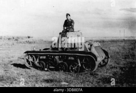 Der Renault AMR-33 (die AMR-Deignation deutet darauf hin, dass es sich um ein Aufklärungsfahrzeug im Vergleich zum AMC-Kampfnamen handelte) war ein leichter Panzer zwischen den Kriegen. Insgesamt wurden 123 gebaut und obwohl es schnell war, war es unzuverlässig. Im 2. Weltkrieg wurden 75% der Flotte in der ersten Woche der deutschen Invasion verloren. Dieses Bild zeigt deutsche Truppen mit einem verlassenen AMR-33 im Jahr 1940. Stockfoto