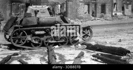 Der Renault AMR-33 (die AMR-Deignation deutet darauf hin, dass es sich um ein Aufklärungsfahrzeug im Vergleich zum AMC-Kampfnamen handelte) war ein leichter Panzer zwischen den Kriegen. Insgesamt wurden 123 gebaut und obwohl es schnell war, war es unzuverlässig. Im 2. Weltkrieg wurden 75% der Flotte in der ersten Woche der deutschen Invasion verloren. Dieses Bild zeigt einen verlassenen AMR-33 im Jahr 1940. Stockfoto
