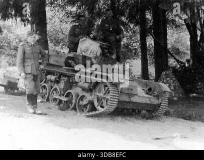 Der Renault AMR-33 (die AMR-Deignation deutet darauf hin, dass es sich um ein Aufklärungsfahrzeug im Vergleich zum AMC-Kampfnamen handelte) war ein leichter Panzer zwischen den Kriegen. Insgesamt wurden 123 gebaut und obwohl es schnell war, war es unzuverlässig. Im 2. Weltkrieg wurden 75% der Flotte in der ersten Woche der deutschen Invasion verloren. Dieses Bild zeigt deutsche Truppen mit einem verlassenen AMR-33 im Jahr 1940. Stockfoto