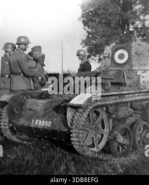 Der Renault AMR-33 (die AMR-Deignation deutet darauf hin, dass es sich um ein Aufklärungsfahrzeug im Vergleich zum AMC-Kampfnamen handelte) war ein leichter Panzer zwischen den Kriegen. Insgesamt wurden 123 gebaut und obwohl es schnell war, war es unzuverlässig. Im 2. Weltkrieg wurden 75% der Flotte in der ersten Woche der deutschen Invasion verloren. Dieses Bild zeigt deutsche Truppen mit einem verlassenen AMR-33 im Jahr 1940. Stockfoto
