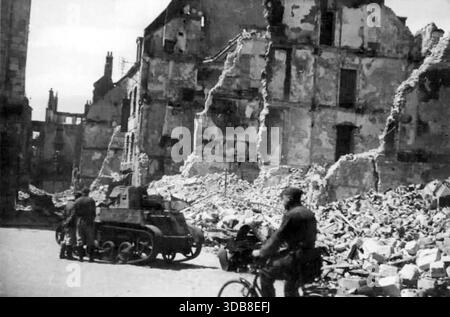 Der Renault AMR-33 (die AMR-Deignation deutet darauf hin, dass es sich um ein Aufklärungsfahrzeug im Vergleich zum AMC-Kampfnamen handelte) war ein leichter Panzer zwischen den Kriegen. Insgesamt wurden 123 gebaut und obwohl es schnell war, war es unzuverlässig. Im 2. Weltkrieg wurden 75% der Flotte in der ersten Woche der Invasion von Gereman verloren. Dieses Bild zeigt eine aufgeschlüsselte AMR-33 in Orleans im Jahr 1940. Stockfoto