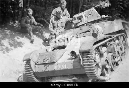 Der Renault AMR-33 (die AMR-Deignation deutet darauf hin, dass es sich um ein Aufklärungsfahrzeug im Vergleich zum AMC-Kampfnamen handelte) war ein leichter Panzer zwischen den Kriegen. Insgesamt wurden 123 gebaut und obwohl es schnell war, war es unzuverlässig. Im 2. Weltkrieg wurden 75% der Flotte in der ersten Woche der deutschen Invasion verloren. Dieses Bild zeigt deutsche Truppen mit einem verlassenen AMR-33 im Mai 1940. Stockfoto