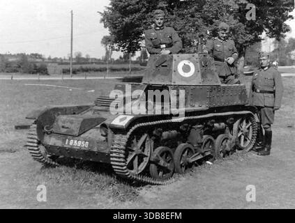 Der Renault AMR-33 (die AMR-Deignation deutet darauf hin, dass es sich um ein Aufklärungsfahrzeug im Vergleich zum AMC-Kampfnamen handelte) war ein leichter Panzer zwischen den Kriegen. Insgesamt wurden 123 gebaut und obwohl es schnell war, war es unzuverlässig. Im 2. Weltkrieg wurden 75% der Flotte in der ersten Woche der deutschen Invasion verloren. Dieses Bild zeigt deutsche Truppen mit einem verlassenen AMR-33 im Jahr 1940. Stockfoto