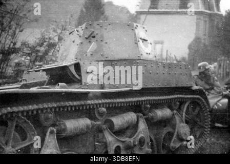 Der Renault AMR-33 (die AMR-Deignation deutet darauf hin, dass es sich um ein Aufklärungsfahrzeug im Vergleich zum AMC-Kampfnamen handelte) war ein leichter Panzer zwischen den Kriegen. Insgesamt wurden 123 gebaut und obwohl es schnell war, war es unzuverlässig. Im 2. Weltkrieg wurden 75% der Flotte in der ersten Woche der deutschen Invasion verloren. Dieses Bild zeigt einen verlassenen AMR-33 in Boulogne im Jahr 1940. Stockfoto