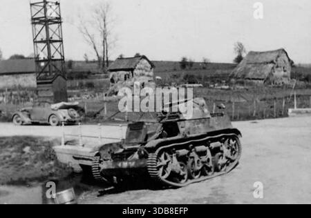Der Renault AMR-33 (die AMR-Deignation deutet darauf hin, dass es sich um ein Aufklärungsfahrzeug im Vergleich zum AMC-Kampfnamen handelte) war ein leichter Panzer zwischen den Kriegen. Insgesamt wurden 123 gebaut und obwohl es schnell war, war es unzuverlässig. Im 2. Weltkrieg wurden 75% der Flotte in der ersten Woche der deutschen Invasion verloren. Dieses Bild zeigt einen zerstörten AMR-33 im Jahr 1940. Stockfoto