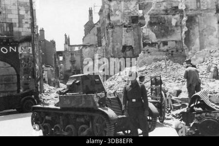 Der Renault AMR-33 (die AMR-Deignation deutet darauf hin, dass es sich um ein Aufklärungsfahrzeug im Vergleich zum AMC-Kampfnamen handelte) war ein leichter Panzer zwischen den Kriegen. Insgesamt wurden 123 gebaut und obwohl es schnell war, war es unzuverlässig. Im 2. Weltkrieg wurden 75% der Flotte in der ersten Woche der Invasion von Gereman verloren. Dieses Bild zeigt eine aufgeschlüsselte AMR-33 in Orleans im Jahr 1940. Stockfoto