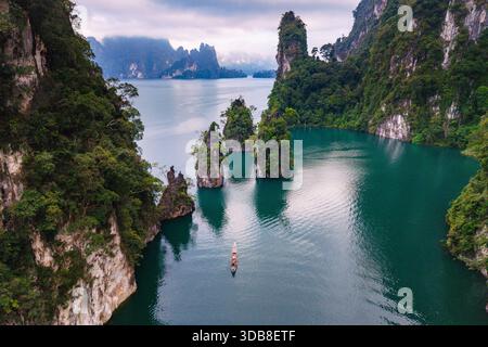 Erkunden Sie die atemberaubende Landschaft des Cheow Lan Lake in Khao Sok, Thailand. Stockfoto