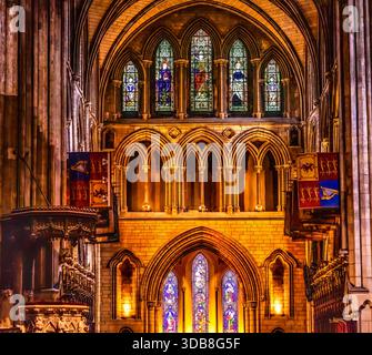 St. Patrick's Cathedral Basilica Altar Buntglas Dublin Irland. St. Patrick befindet sich in der Nähe des Ortes, an dem der St. Patrick Christen von einem nahegelegenen Ort getauft hat Stockfoto