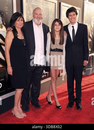 DATEI: Hollywood, USA. Dezember 2025. Schauspieler und Regisseur Rob reiner, 78, und seine Frau 36 Michele Singer reiner, 68, wurden am 14. Dezember 2025 in ihrem Haus in Brentwood, Kalifornien, erstochen. 26. Juli 2010 Hollywood, ca. Michelle Singer reiner, Rob reiner, Romy reiner und Jake reiner „flippten“ Los Angeles Premiere im ArcLight Theater © LuMar Jr./AFF-USA.COM Credit: AFF/Alamy Live News Stockfoto