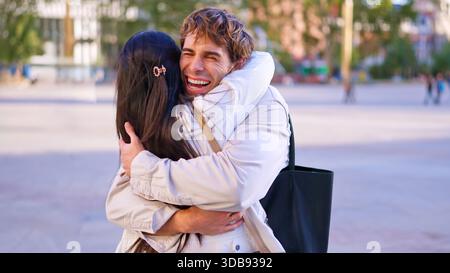 Mann umarmt die Frau mit Freude und spiegelt Integration und Glück wider Stockfoto