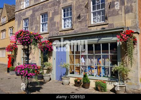 Corsham: Postamt, roter Pfostenkasten und bunte Blumen in Corsham, Wiltshire Stockfoto