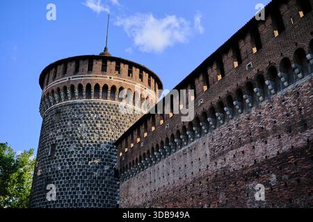 Ein fesselnder Blick auf das historische Schloss Sforza in Mailand, Italien, mit seinem beeindruckenden runden Turm und den robusten Ziegelmauern Stockfoto