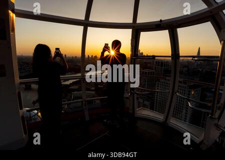 ÜBERPRÜFUNG DER PA FÜR DAS JAHR 2025. Dateifoto vom 21.06.25: Die Menschen beobachten den Sonnenaufgang von einer Kapsel auf dem London Eye während der Sommersonnenwende, dem längsten Tag des Jahres. Ausgabedatum: Montag, 15. Dezember 2025. Stockfoto
