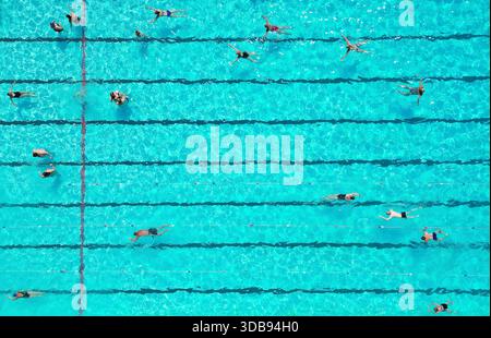 ÜBERPRÜFUNG DER PA FÜR DAS JAHR 2025. Dateifoto vom 25.06.30: Die Menschen genießen das heiße Wetter beim Schwimmen im Peterborough Lido in Peterborough, Cambridgeshire. Ausgabedatum: Montag, 15. Dezember 2025. Stockfoto