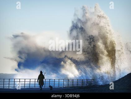 ÜBERPRÜFUNG DER PA FÜR DAS JAHR 2025. Dateifoto vom 25.08.: Riesige Wellen schlagen an der Whitley Bay in North Tyneside auf. Ausgabedatum: Montag, 15. Dezember 2025. Stockfoto
