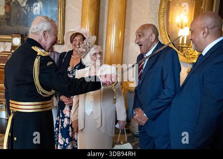 ÜBERPRÜFUNG DER PA FÜR DAS JAHR 2025. Aktenfoto vom 25. Oktober: Der Star der Rugby-Liga Billy Boston wird von König Karl III. Im Londoner Buckingham Palace zum Ritter geschlagen. Ausgabedatum: Montag, 15. Dezember 2025. Stockfoto