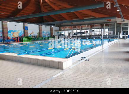 Swimmingpool mit Schwimmbahnen. Sport und Aktivitäten, Gesundheit. Stockfoto