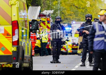 ÜBERPRÜFUNG DER PA FÜR DAS JAHR 2025. Aktenfoto vom 25. Februar: Bewaffnete Polizisten am Tatort eines Vorfalls in der Heaton Park Hebrew Congregation Synagoge in Crumpsall, Manchester. Ausgabedatum: Montag, 15. Dezember 2025. Stockfoto