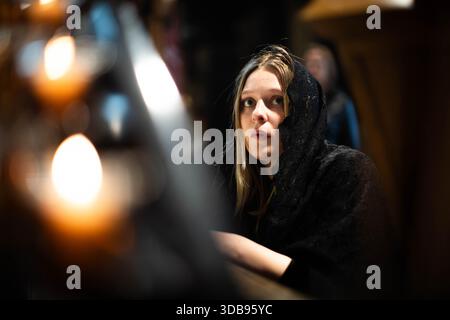 ÜBERPRÜFUNG DER PA FÜR DAS JAHR 2025. Dateifoto vom 21.04.25: Eine Frau trauert in der Westminster Cathedral in Victoria, London, nachdem der Vatikan den Tod von Papst Franziskus im Alter von 88 Jahren angekündigt hatte. Ausgabedatum: Montag, 15. Dezember 2025. Stockfoto