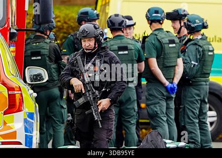 ÜBERPRÜFUNG DER PA FÜR DAS JAHR 2025. Aktenfoto vom 25. Februar: Ein bewaffneter Polizist am Tatort eines Vorfalls in der Heaton Park Hebrew Congregation Synagoge in Crumpsall, Manchester, wo die Polizei einen Verdächtigen erschoss, nachdem mehrere Personen erstochen wurden und ein Auto auf Mitglieder der Öffentlichkeit gefahren wurde. Ausgabedatum: Montag, 15. Dezember 2025. Stockfoto