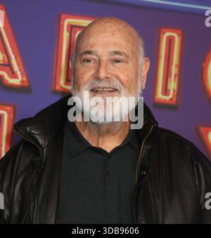 14. Dezember 2025: Der legendäre Hollywood-Regisseur ROB REINER (78) und seine Frau Michele Singer reiner (68) wurden bei einem Mordsonntag tot im Haus des Paares in Brentwood aufgefunden. DATEIFOTO AUFGENOMMEN AM: 15. Februar 2025, New York, New York, USA: Schauspieler ROB REINER bei der Ankunft für SNL 50 - das Homecoming Konzert in der Radio City Music Hall anlässlich des 50-jährigen Jubiläums der TV-Show Saturday Night Live. (Kreditbild: © Nancy Kaszerman/ZUMA Press Wire) NUR REDAKTIONELLE VERWENDUNG! Nicht für kommerzielle ZWECKE! Stockfoto
