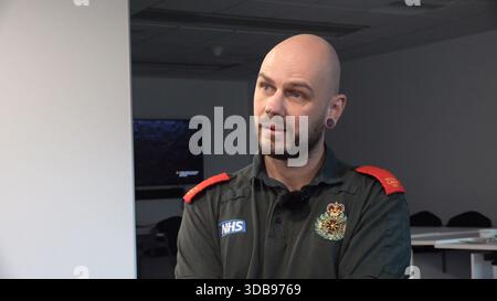 Der Videoassistent Matt Hall aus der PA war einer der ersten auf der Bühne, als Paul Doyle bei der Siegesparade des FC Liverpool am 26. Mai gegen Fußballfans fuhr. Ausgabedatum: Montag, 15. Dezember 2025. Stockfoto