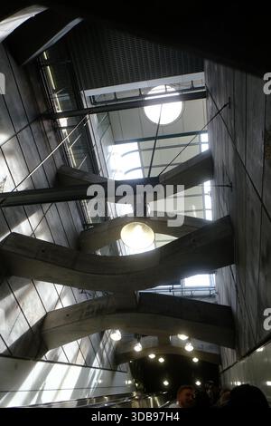 Beeindruckender Innenblick mit massiven Betonsäulen und hellen kreisrunden Lichtern für ein einzigartiges Raumerlebnis. Stockfoto