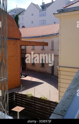 Blick auf einen bezaubernden Innenhof, eingebettet zwischen Altstadtgebäuden und moderner Architektur. Stockfoto