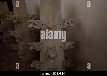 Aufwändige Steinschnitzereien zieren diese historischen architektonischen Säulenfragmente, die detailgetreue Handwerkskunst und veraltete Schönheit zeigen. Stockfoto