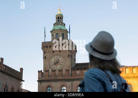 Fröhliche schöne Frau Porträt draußen auf der Piazza Maggiore, Bologna, Italien. Stockfoto