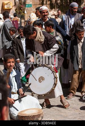 Jemenitischer Mann, der während einer Hochzeit Trommel spielt, Amran Governorat, Thula, Jemen Stockfoto