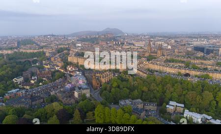 Die Aussicht auf grüne Bäume aus der Vogelperspektive steht im Kontrast zur Zersiedelung der Stadt, die zum berühmten Edinburgh Castle führt, das auf einem fernen Hügel thront., Moray Feu, Schottland, Stockfoto