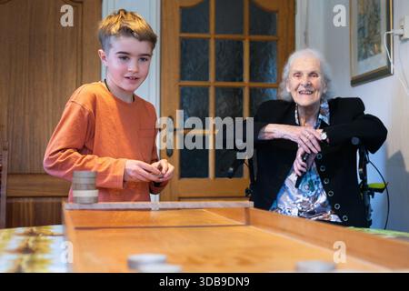 Enkel und Großmutter genießen ein holländisches Shuffleboard und schaffen zusammen bleibende Erinnerungen Stockfoto