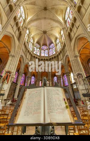 Offene Bibel auf einem Rednerpult in der historischen Kathedrale Saint Etienne in Auxerre, Frankreich Stockfoto