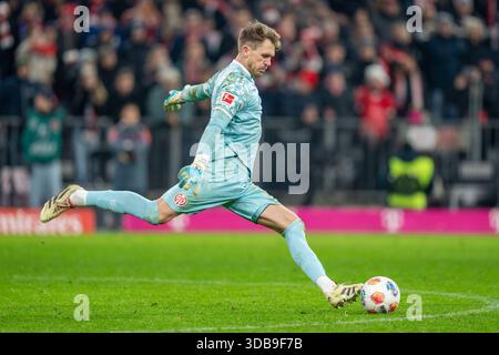 MÜNCHEN – 14. DEZEMBER 2025: Daniel Batz (FSV Mainz) gibt den Ball während des Bundesliga-Spiels zwischen dem FC Bayern München und dem 1. FSV Mainz 05 in der Allianz Arena. Quelle: Marc Marasescu/Alamy Live News Stockfoto