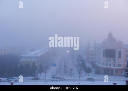 MOHE, CHINA - 15. DEZEMBER 2025 - extremes Eis- und Nebelwetter in Mohe City, Provinz Heilongjiang, China am 15. Dezember 2025. Mohe City, im nördlichsten Teil Chinas gelegen, erlebt extremes Eis- und Nebelwetter, wobei die niedrigste Temperatur an diesem Tag minus 40 Grad Celsius erreicht. Stockfoto