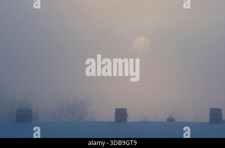 MOHE, CHINA - 15. DEZEMBER 2025 - extremes Eis- und Nebelwetter in Mohe City, Provinz Heilongjiang, China am 15. Dezember 2025. Mohe City, im nördlichsten Teil Chinas gelegen, erlebt extremes Eis- und Nebelwetter, wobei die niedrigste Temperatur an diesem Tag minus 40 Grad Celsius erreicht. Stockfoto
