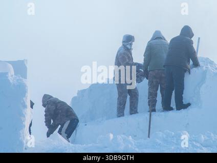 MOHE, CHINA - 15. DEZEMBER 2025 - Schneeskulpturen schnitzen Schneeskulpturen bei extrem kaltem Wetter in Mohe City, Provinz Heilongjiang, China am 15. Dezember 2025. Mohe City, im nördlichsten Teil Chinas gelegen, erlebt extremes Eis- und Nebelwetter, wobei die niedrigste Temperatur an diesem Tag minus 40 Grad Celsius erreicht. Stockfoto