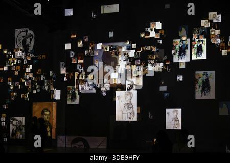 Paris, Frankreich - 19. März 2025: Atelier des Lumières, ein Ort der digitalen Kunst in einer alten Fabrik in Paris, präsentiert eine immersive Ausstellung: Pablo Picasso, Stockfoto