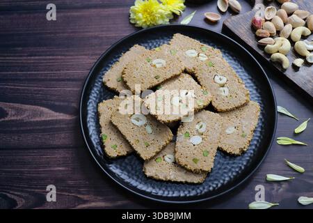 Til Gajak, ein traditionelles indisches Wintersüß aus Sesamsamen, Jaggery, Ghee und Trockenfrüchten. Knusprige bis Chikki festliche Leckerbissen für Makar Sankrant Stockfoto