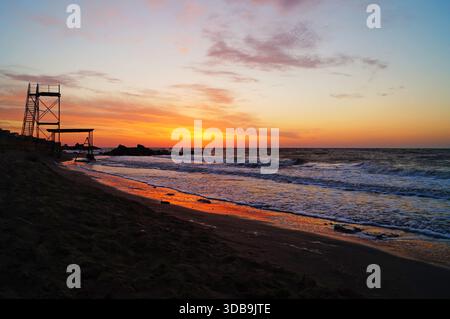 Die Küste des Meeres von ​​Azov in der Ukraine bei Sonnenaufgang an einem warmen Sommermorgen Stockfoto