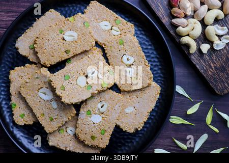 Til Gajak, ein traditionelles indisches Wintersüß aus Sesamsamen, Jaggery, Ghee und Trockenfrüchten. Knusprige bis Chikki festliche Leckerbissen für Makar Sankrant Stockfoto