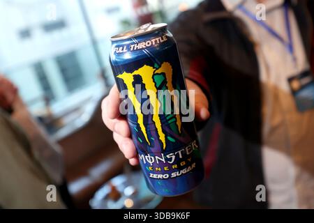 Ein Mann hält eine Dose Monster Energy Drink in London, Großbritannien. Stockfoto