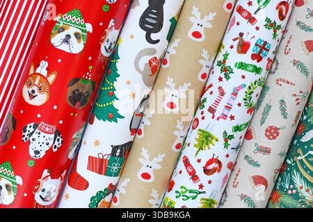 Nahaufnahme von Rollen mit verschiedenen saisonalen Weihnachtspapieren Stockfoto