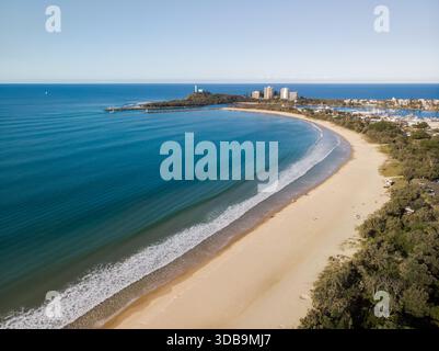 Aus der Vogelperspektive des sonnenverwöhnten Strandes führt sanft zum berühmten Point Cartwright Lighthouse, wo das azurblaue Meer auf den goldenen Sand, Moolool, trifft Stockfoto
