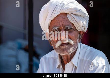 Porträt eines Indianers, der einen traditionellen Turban trägt Stockfoto