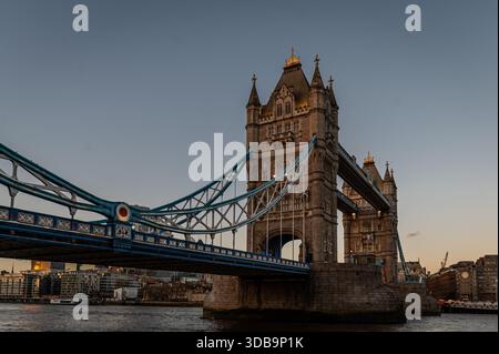 Tower Bridge in der Dämmerung, London, UK Stockfoto
